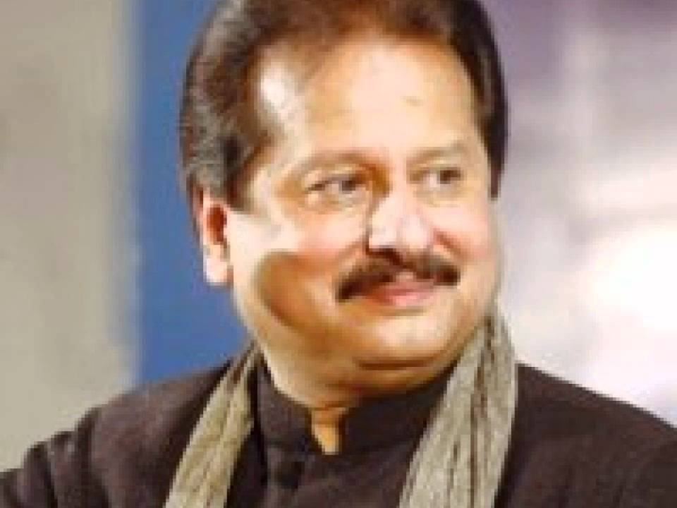 Tang Kamre Ghar Bhi Chote - Song Cover Image
